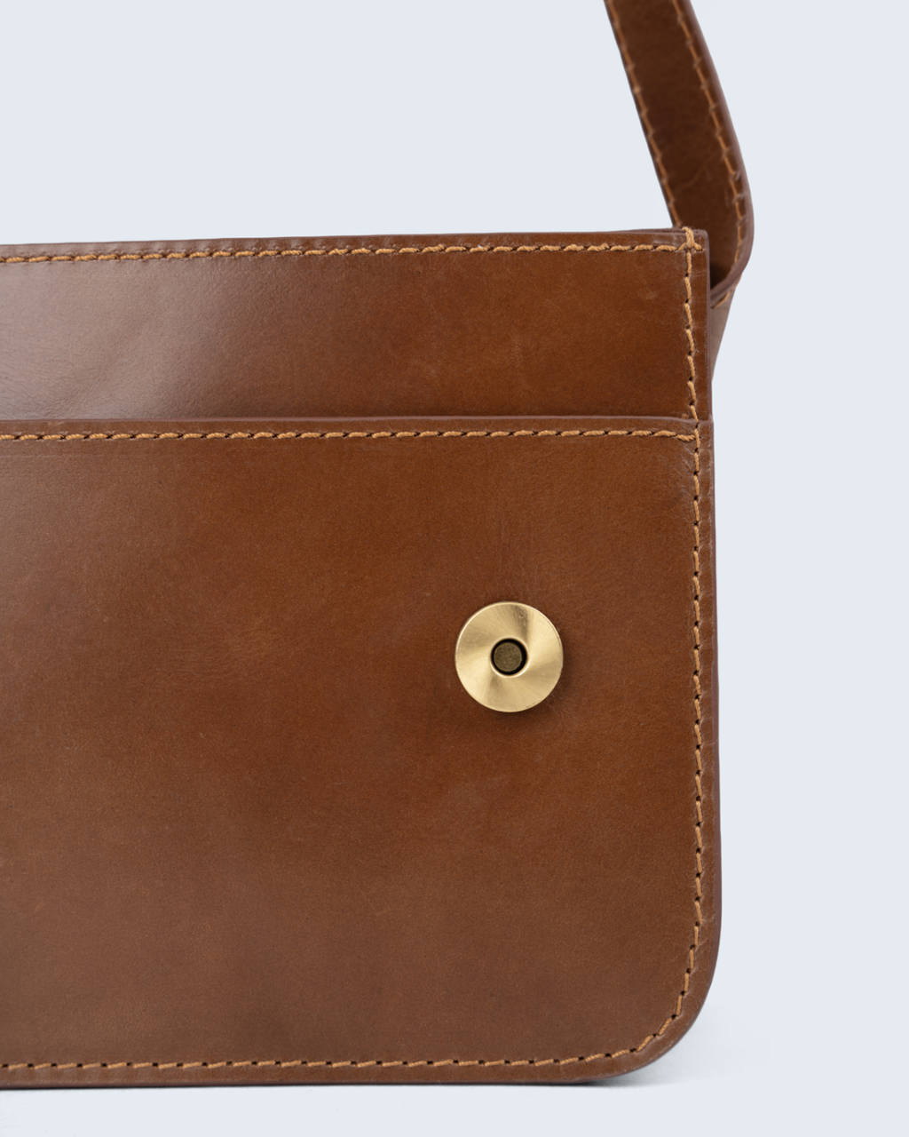 Close-up of the Tannery Mor bag hardware and stitching