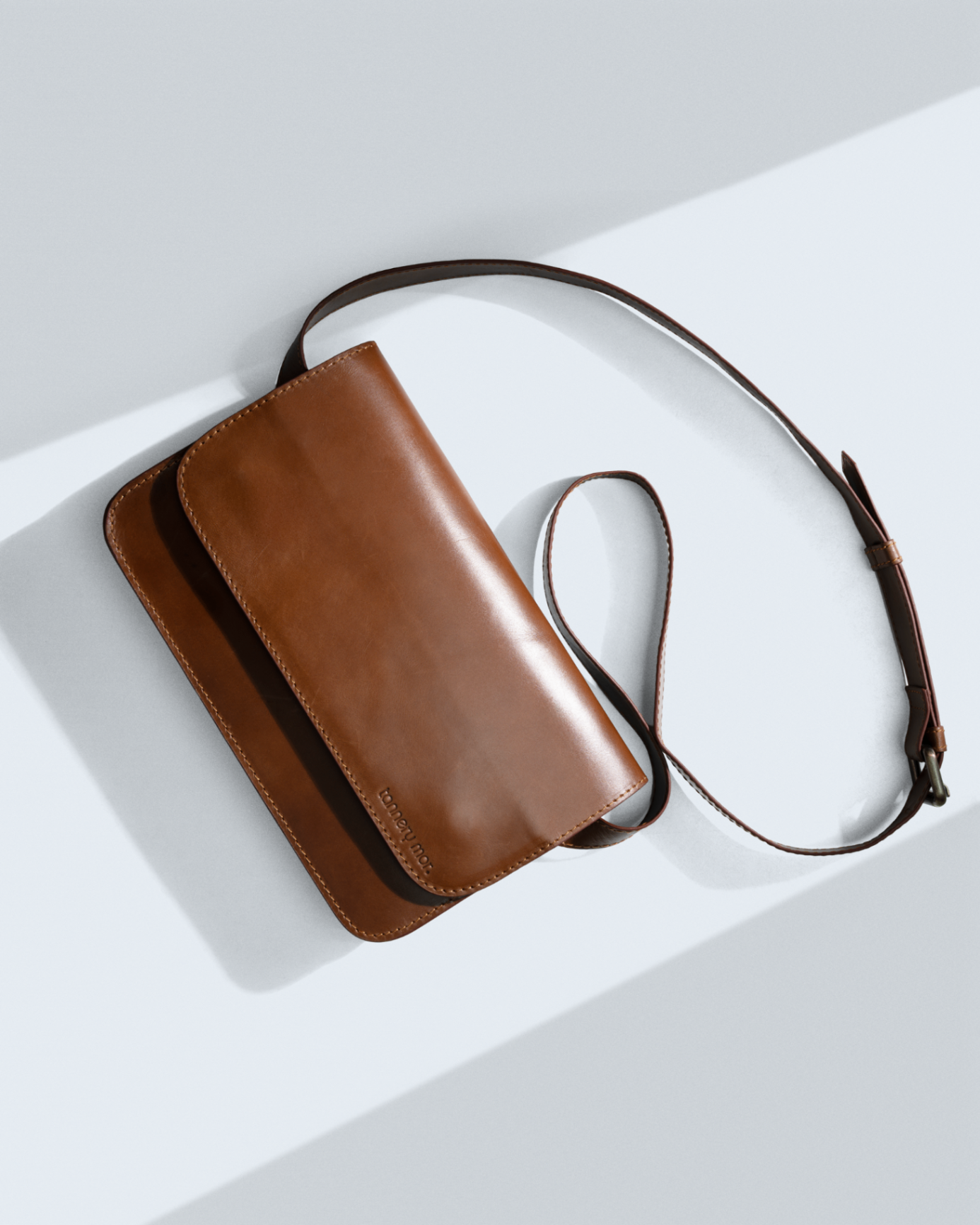 Tannery Mor crossbody photographed in angled light
